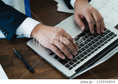 事務処理をするビジネスマンの手元 110544854