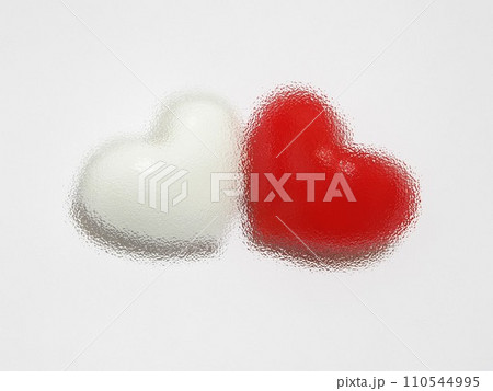 シェードガラス越しの赤と白のハート 110544995
