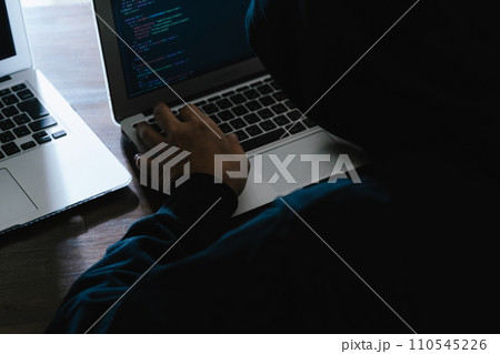 社内情報を盗むスパイの手元 110545226