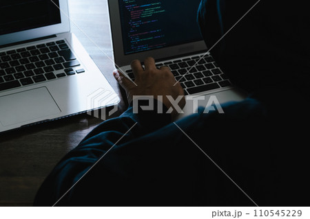 社内情報を盗むスパイの手元 社内情報を盗むスパイの手元 110545229