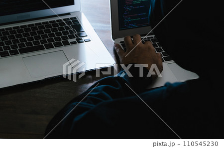 社内情報を盗むスパイの手元 110545230