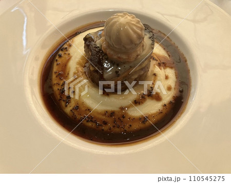 牛フィレ肉のロッシーニ風の素材 110545275