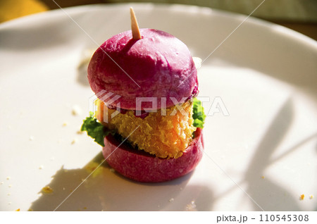 魚のフライのハンバーガー仕立て 110545308