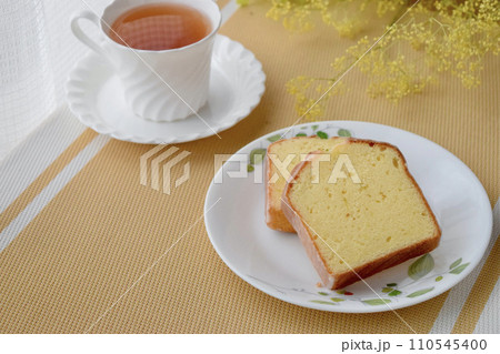 レモンケーキと紅茶のティータイムの風景 レモンケーキと紅茶のティータイムの風景 110545400