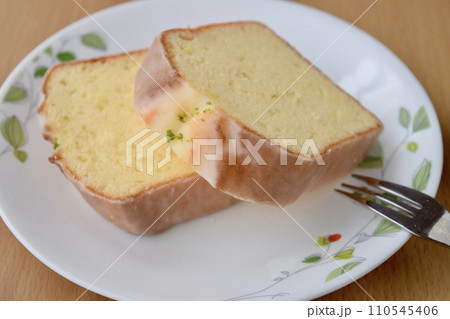 レモンケーキと紅茶のティータイムの風景 110545406