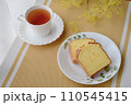 レモンケーキと紅茶のティータイムの風景 110545415