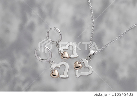 ハートのネックレスとピアス 110545432