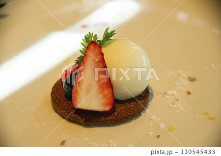 イチゴを使った綺麗なデザート 110545433