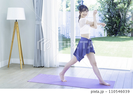 ヨガをする若い女性 110546039