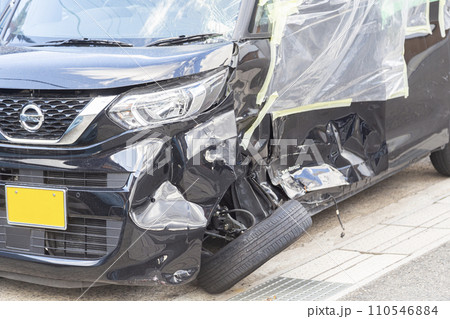 へこんだ修理中の車 へこんだ修理中の車 110546884