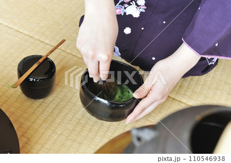 お茶を入れる女性 110546938