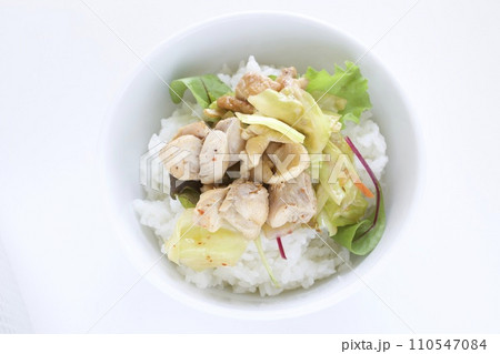 鶏肉とキャベツ炒めどんぶり 鶏肉とキャベツ炒めどんぶり 110547084
