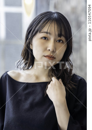 黒ワンピースの若い女性 黒ワンピースの若い女性 110547094