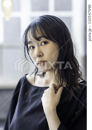 黒ワンピースの若い女性 110547096