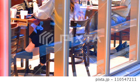 ファーストフードの食事の風景 110547211