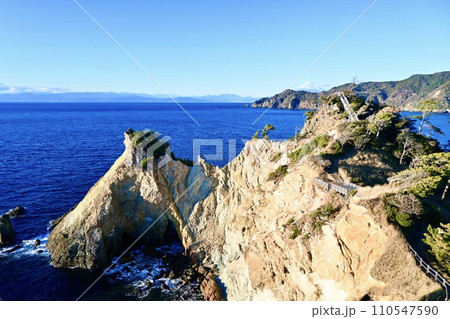 西伊豆・黄金崎の馬ロックと海 110547590
