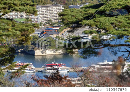 秋の日本三景松島 西行戻しの松公園からの俯瞰 宮城県松島町 秋の日本三景松島 西行戻しの松公園からの俯瞰 宮城県松島町 110547676