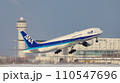 冬の新千歳空港＿B777離陸機 110547696