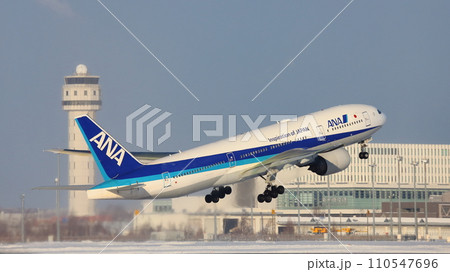 冬の新千歳空港＿B777離陸機 110547696