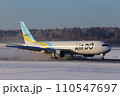 冬の新千歳空港＿B767着陸機 110547697