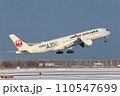 冬の新千歳空港＿A350離陸機 110547699