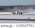 冬の新千歳空港＿B767離陸機 110547701
