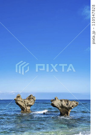 青空と海に浮かぶハートロック ティーヌ浜 沖縄県今帰仁村 青空と海に浮かぶハートロック ティーヌ浜 沖縄県今帰仁村 110547828