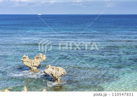 青空と海に浮かぶハートロック　ティーヌ浜　沖縄県今帰仁村 110547831
