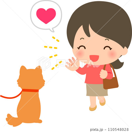 散歩中の犬を見て笑顔になる女性、犬好き 110548028