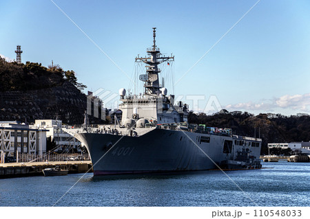 大規模災害被災派遣で物資輸送にも活躍する海上自衛隊の輸送艦おおすみ 大規模災害被災派遣で物資輸送にも活躍する海上自衛隊の輸送艦おおすみ 110548033