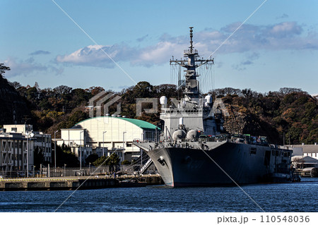 大規模災害被災派遣で物資輸送にも活躍する海上自衛隊の輸送艦おおすみ 110548036