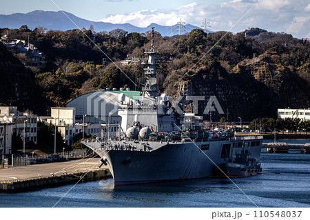 大規模災害被災派遣で物資輸送にも活躍する海上自衛隊の輸送艦おおすみ 110548037