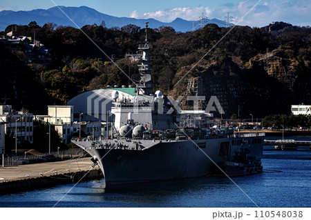 大規模災害被災派遣で物資輸送にも活躍する海上自衛隊の輸送艦おおすみ 110548038