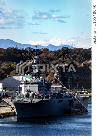 大規模災害被災派遣で物資輸送にも活躍する海上自衛隊の輸送艦おおすみ 110548040