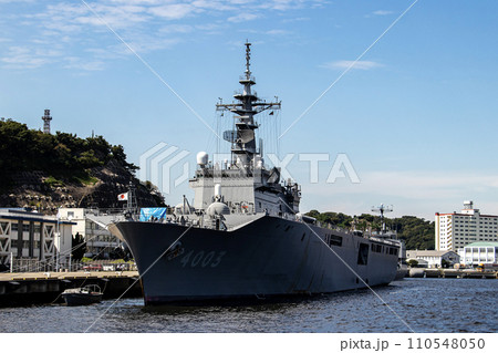 大規模災害被災派遣で物資輸送にも活躍する海上自衛隊の輸送艦くにさき 大規模災害被災派遣で物資輸送にも活躍する海上自衛隊の輸送艦くにさき 110548050