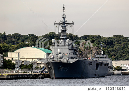 大規模災害被災派遣で物資輸送にも活躍する海上自衛隊の輸送艦くにさき 110548052