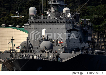 大規模災害被災派遣で物資輸送にも活躍する海上自衛隊の輸送艦おおすみ 110548064