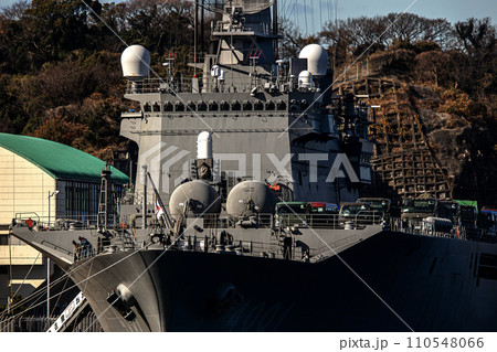 大規模災害被災派遣で物資輸送にも活躍する海上自衛隊の輸送艦おおすみ 110548066