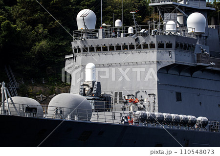 大規模災害被災派遣で物資輸送にも活躍する海上自衛隊の輸送艦くにさき 110548073