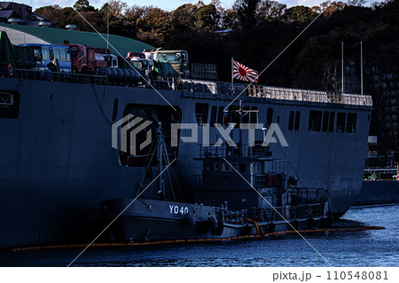 大規模災害被災派遣で物資輸送にも活躍する海上自衛隊の輸送艦おおすみ 110548081