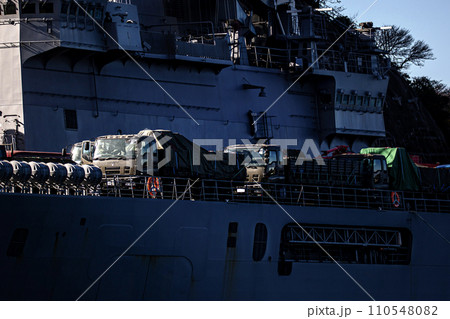 大規模災害被災派遣で物資輸送にも活躍する海上自衛隊の輸送艦おおすみ 110548082