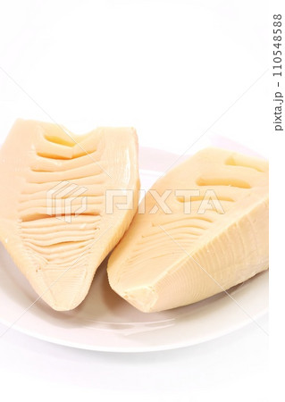 タケノコの水煮 食材 白背景 白皿 タケノコの水煮 食材 白背景 白皿 110548588