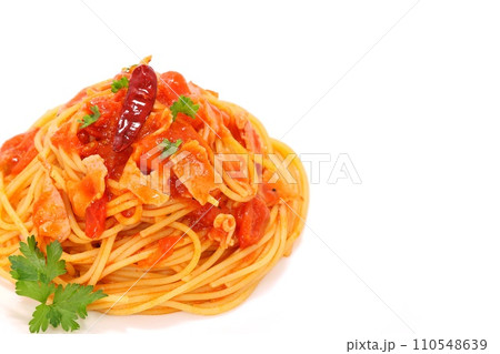 アラビアータ　トマトソースのパスタ　唐辛子の辛み　明るい背景　白皿 110548639