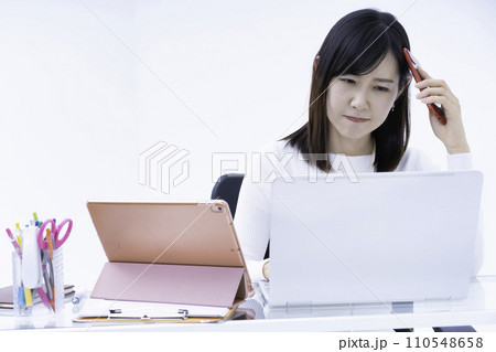 仕事中に気分が優れない女性 仕事中に気分が優れない女性 110548658