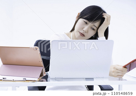 仕事中に気分が優れない女性 仕事中に気分が優れない女性 110548659