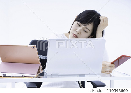 仕事中に気分が優れない女性 110548660