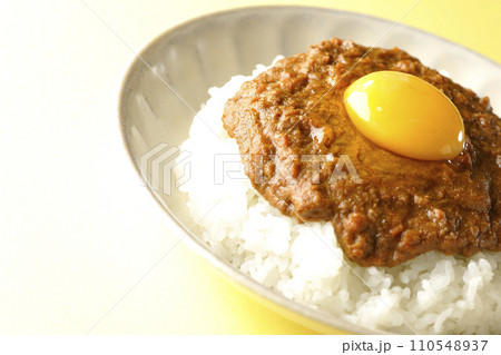 卵黄乗せキーマカレー 卵黄乗せキーマカレー 110548937