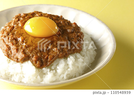 卵黄乗せキーマカレー 110548939