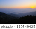 ナガルコットから見たヒマラヤのサンライズ 110549425