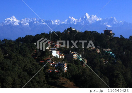 ナガルコットから見たヒマラヤのサンライズ 110549428